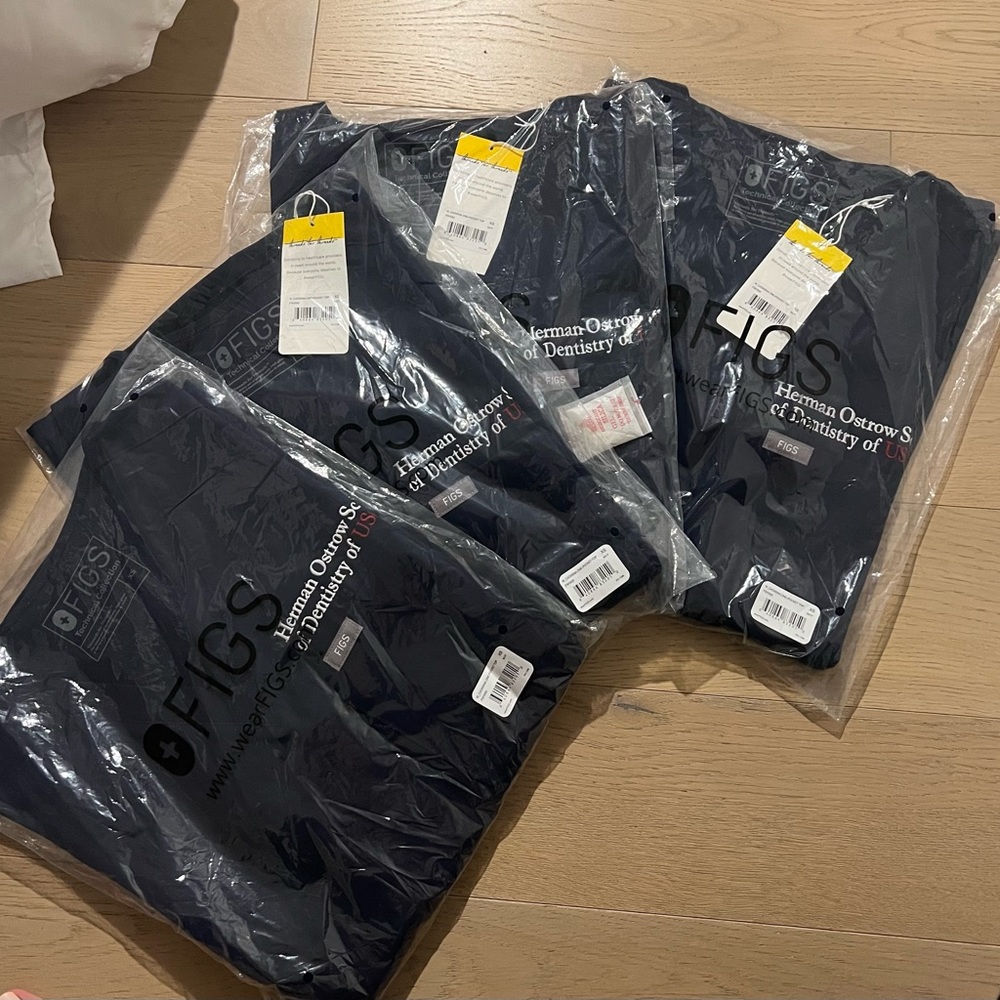 (NEW)Catarina One-Pocket Scrub Top in Navy with school’s title embroidered (USC)